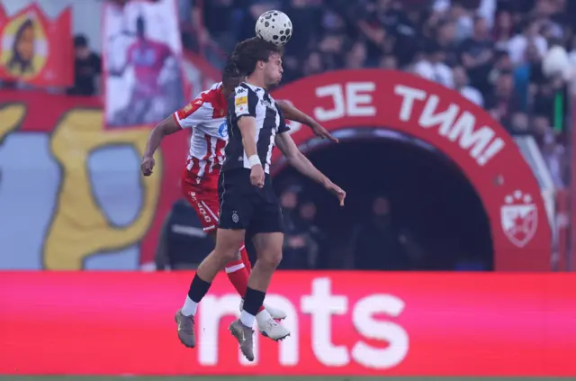 Vazdušni duel Bogdana Kostića, napadača Partizana, i Frenklina Teboa Učene, odbrambenog igrača Zvezde