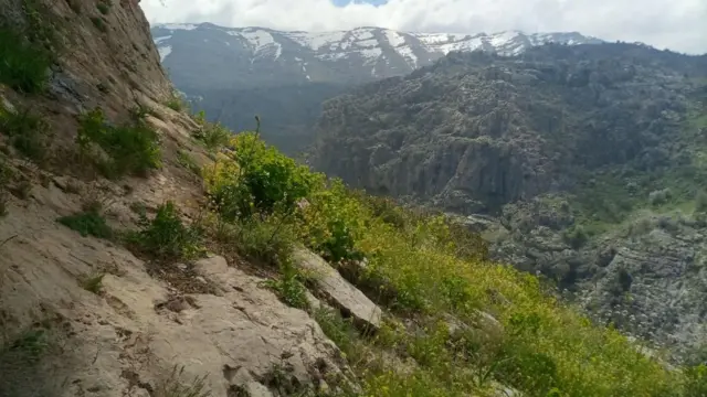 جبال في شمال لبنان يغطيها القليل من الثلوج