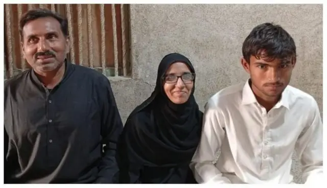 आपल्या वडील आणि भावासोबत किरण