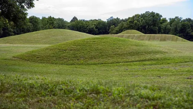 Montículo de tierra creado por la cultura Hopewell en Ohio