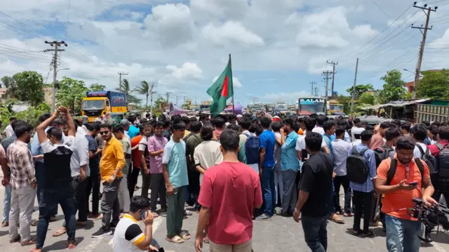 রাস্তা অবরোধ করে বৈষম্যবিরোধী শিক্ষার্থীদের বিক্ষোভ