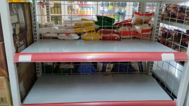 Pasokan beras di sejumlah toko ritel modern Jakarta terpantau langka. Bahkan ada yang kosong total.