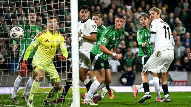 O alemão Nick Woltemade marca contra a Irlanda do Norte