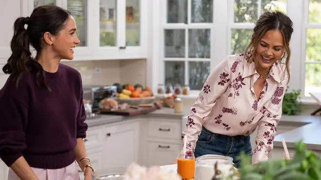 Meghan e Chrissy Teigan na cozinha