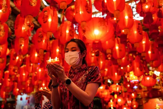 Người vãn cảnh chùa tại ngôi chùa mang kiến trúc Trung Quốc tên Wat Leng Noei Yi ở Bangkok, Thái Lan