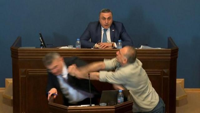Во время обсуждения закона в парламенте Грузии началась потасовка
