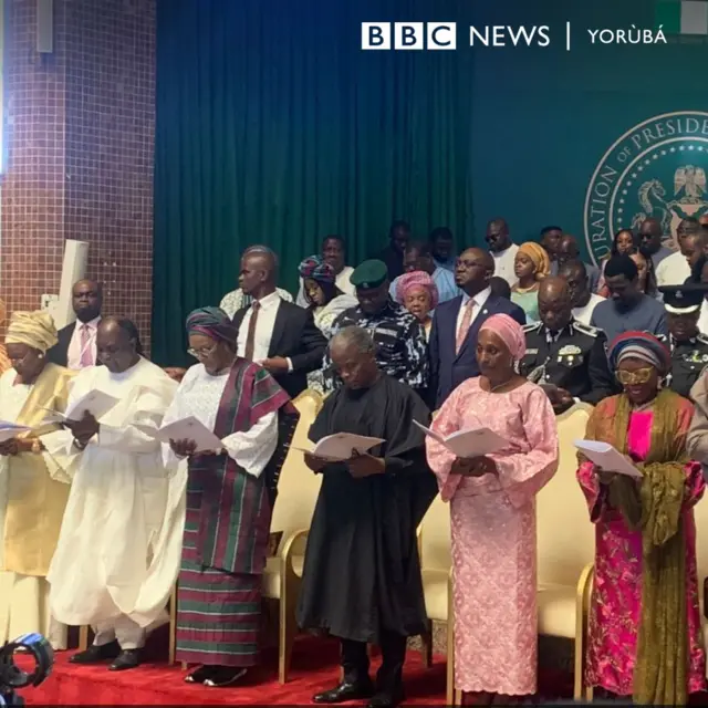 Awọn eekan nibi eto naa, Ọgagun Yakubu Gowon ati aya rẹ, iyawo aarẹ ti ilu ṣẹṣẹ dibo yan, Rẹmi Tinubu, igbakeji aarẹ Yẹmi Osinbajo pẹlu iyawo rẹ, Dọlapọ.