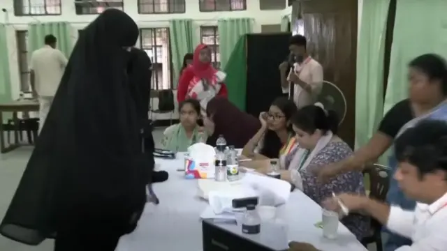 জাহাঙ্গীরনগর বিশ্ববিদ্যালয় কেন্দ্রীয় ছাত্র সংসদ নির্বাচনে ভোট দিচ্ছেন একজন ভোটার।