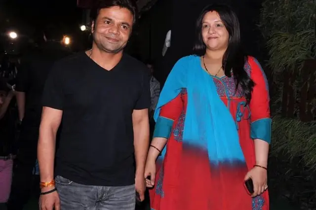 راجپال یادېو له خپلې مېرمن رادها یادېو سره.