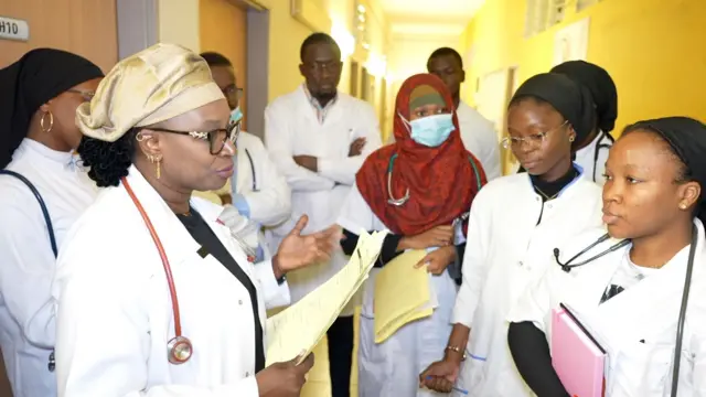 Pr Fatou Samba Diago Ndiaye parlant à des étudiants en médecine.