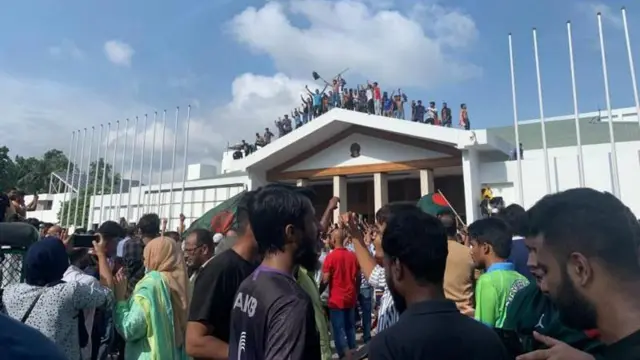শেখ হাসিনা সরকারের পতনের পর গণভবন ও প্রধানমন্ত্রীর কার্যালয় জনতার দখলে চলে যায়