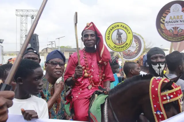 Àwọn èrò tó ń ṣayẹyẹ ọdún Omo Olowu ti wọn gbe akọle ẹbi Olufakin dani