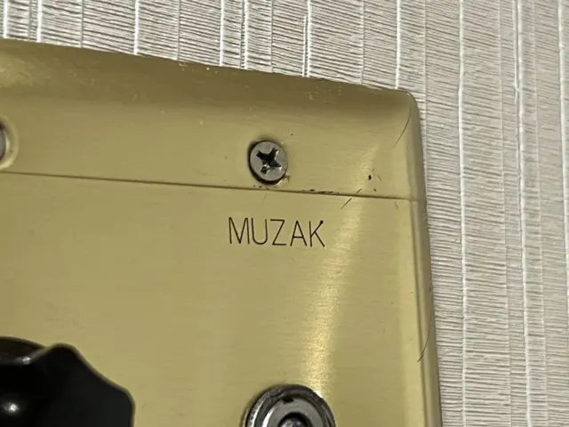 Receptor de Muzak en una pared con la inscripción "Muzak", para la reproducción de música de fondo en un negocio, Walnut Creek, California, enero de 2023.