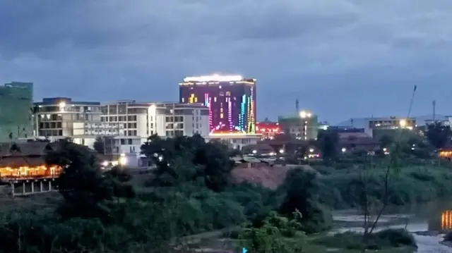 နယ်ခြားစောင့်တပ် BGF ကိုတော့ ဘီဘီစီအနေနဲ့ ဆက်သွယ်လို့မရခဲ့ဘဲ KNU ကတော့ ဒီလုပ်ငန်းတွေမှာ သူတို့မပါဝင်ကြောင်းငြင်းဆိုပါတယ်။ 