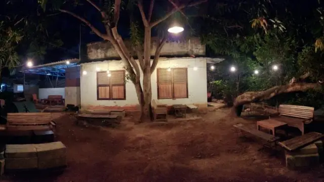 Eli Kamilah bersama suaminya membuka usaha kedai kopi kecil-kecilan di halamana rumahnya di Desa Sukamandijaya pada 2017.