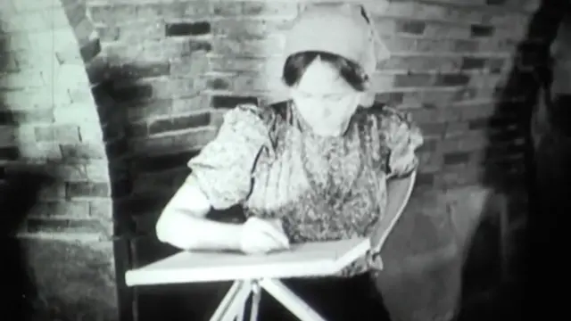 Тадқиқот гуруҳи таркибидаги аёл иш устида.