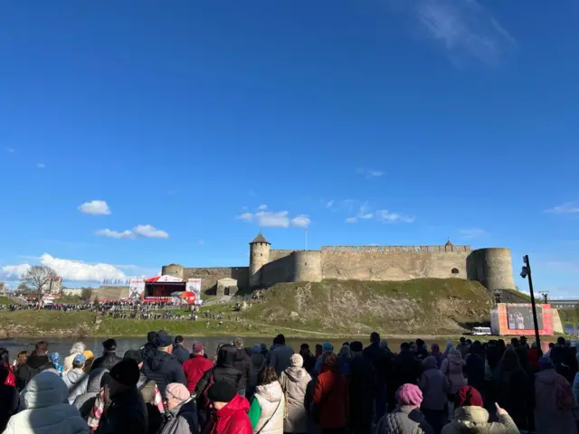 Нарвитяны смотрят концерт в Ивангороде