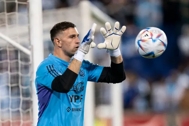 এমিলিয়ানো মার্টিনেজের দিকেও নজর থাকবে এবারের বিশ্বকাপে