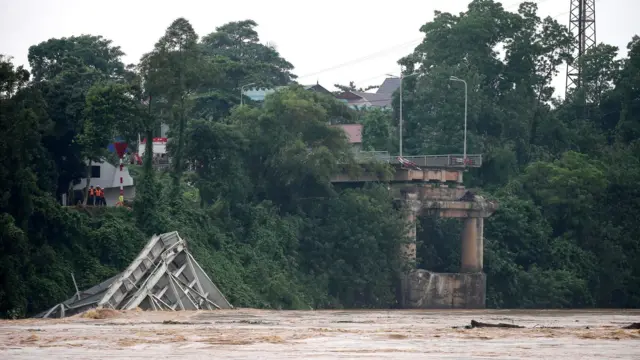 फोङ चाउ पुल भत्किँदा दश वटा कार र दुई वटा स्कूटर रेड नदीमा खसेको भियतनामका उपप्रधानमन्त्री हो डुच पोचले जनाएका छन्। 