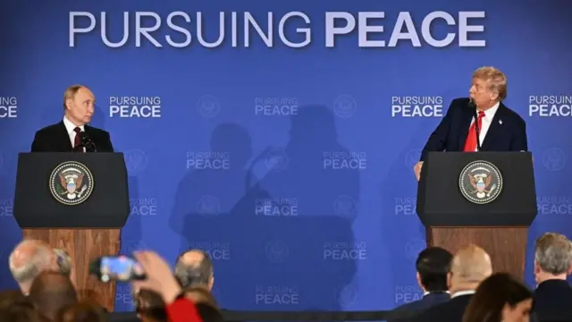 پوتن اور ٹرمپ نے اپنی اپنی بات کہی اور صحافیوں کے سوالوں کا جواب دیے بغیر چلے گئے