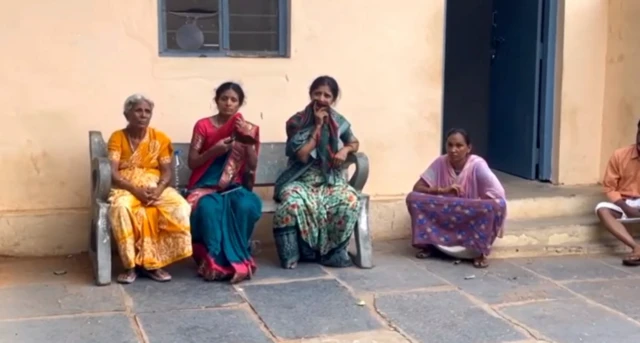 మృతురాలి ఇంటివద్ద బంధువులు