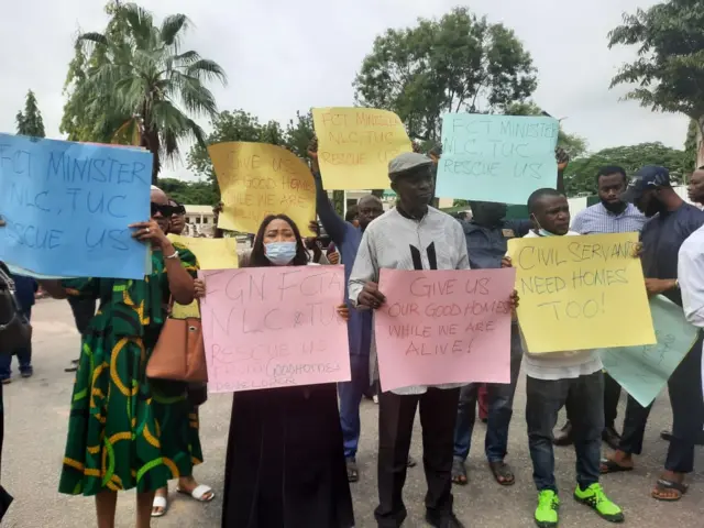 Subscribers dey protest against 'Good Homes' for front of FCT Minister Muhammed Musa Bello office on Monday, 20th June 2022
