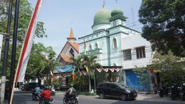 Keberadaan gereja dan masjid yang berdempetan di kota Solo, Jawa Tengah, merupakan saksi bisu perwujudan tenggang rasa dan welas asih yang dirawat terus-menerus oleh pimpinan dan umat dua tempat ibadah itu.