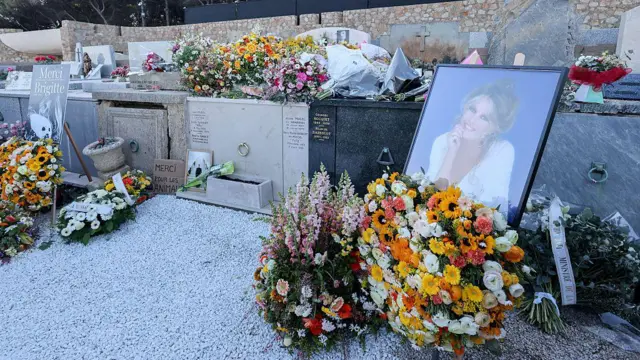 Вид на могилу Брижит Бардо после похорон на кладбище Сен-Тропе