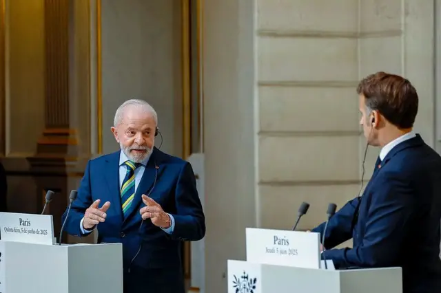 Lula e Macron em coletiva de imprensa no Palácio do Eliseu, em Paris