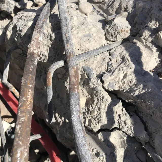 Betonun içinde, betonu güçlendirmek için kullanılan çelik çubukların nervürlü değil, pürüzsüz olduğu tespit edildi