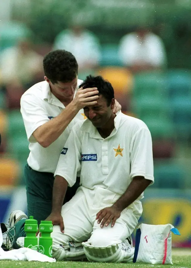 බ්‍රයන් ලාරා සහ සචින් තෙන්ඩුල්කාර් අතර ශතක තරගය ආරම්භ වීමට පෙර බටහිර ඉන්දීය කොදෙව් ක්‍රීඩක ඩෙස්මන්ඩ් හේන්ස්ගේ වාර්තාව බිඳ දැමීමට සයීඩ් අන්වර් සමත් විය. එහෙත් ඔහුගේ කෙට්ටු සිරුර කිසිවිටෙක ආබාධවලින් තොර නොවීය.