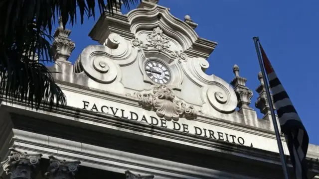 Fachada da Faculdade de Direito da USP, onde se vê relógio e nome 'Faculdade de Direito'