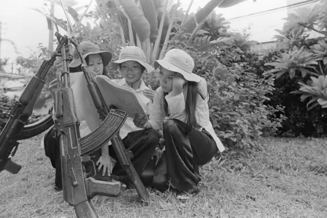 Các học sinh nữ tham gia các dự án cách mạng tại Thành phố Hồ Chí Minh (hình chụp năm 1976)