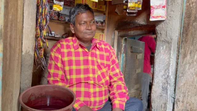 अपनी पान की दुकान में बैठे राम खेलावन