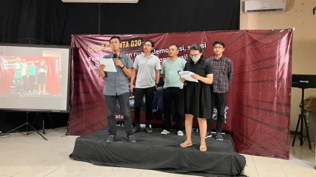 Para aktivis dari sejumlah kelompok masyarakat sipil di Jakarta memprotes intimidasi dan pembungkaman yang dilakukan aparat di Bali.