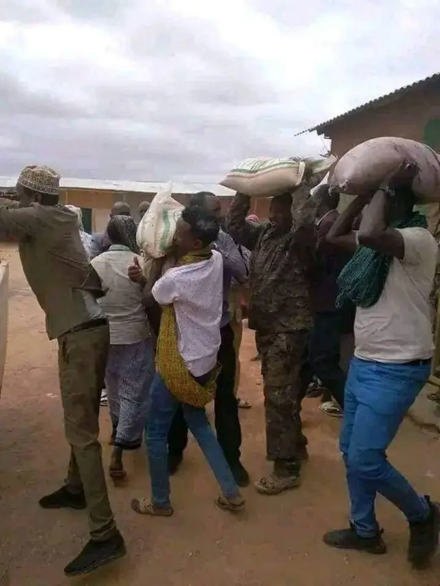 Shacabka oo u gurmanaya ciidana Liyu