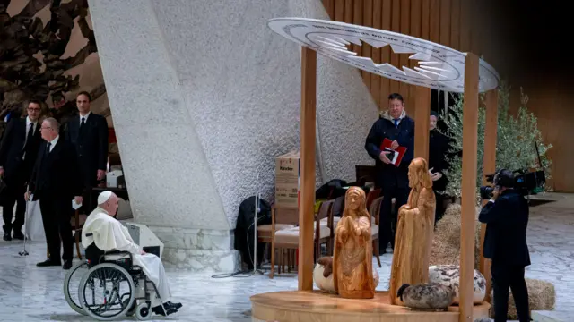 پاپ فرانسیس، د دودیز زیږون صحنې د پرانستلو په مراسمو کې خپل پیغام لیږي: "جګړه بس ده، تاوتریخوالی دی!"