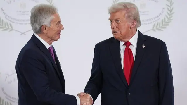 Magacaabista uu Madaxweynaha Maraykanka Donald Trump u magacaabay Ra’iisul Wasaarihii hore ee Ingiriiska Sir Tony Blair inuu ka mid noqdo “Guddiga Fulinta Aasaasiga ah” ee Guddigiisa Nabadda ayaa muran badan dhalisay.