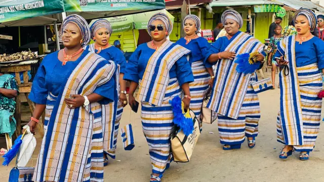 Awọn obinrin ro dẹdẹ kan dudu nibi ayẹyẹ Ojude Oba.