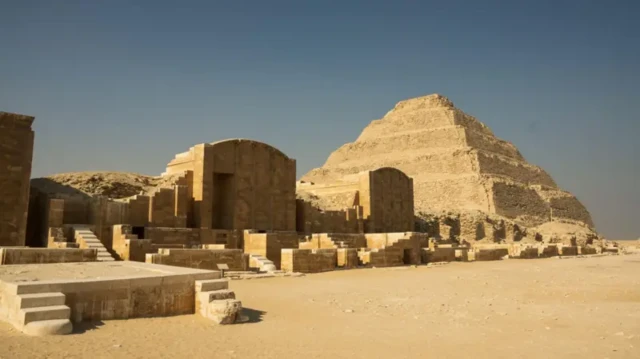 هرم پلکانی شاه جوزر از سلسله سوم و مجموعه تدفینی او در سقاره (حکومت: ۲۵۸۴ تا ۲۵۶۵ پیش از میلاد)