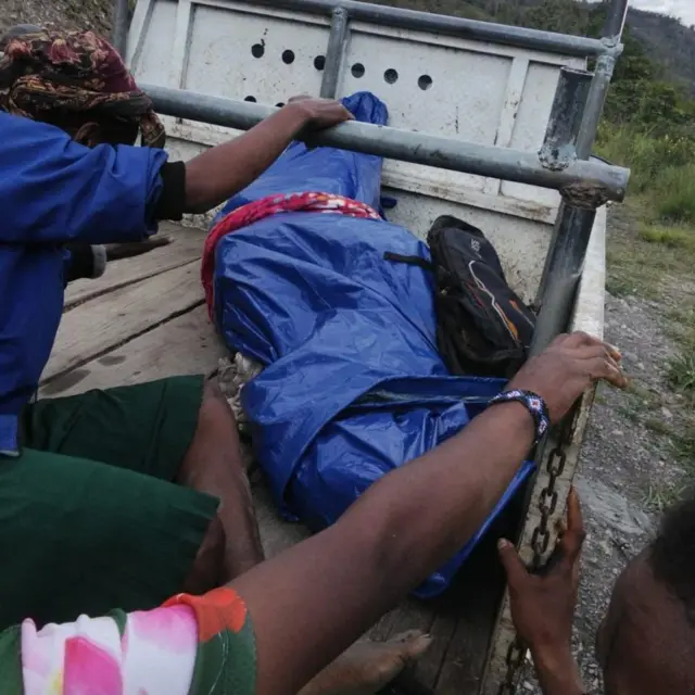 Elianus ditemukan tergeletak tak bernyawa di semak-semak yang ditutupi rerumputan pada Rabu (01/07).
