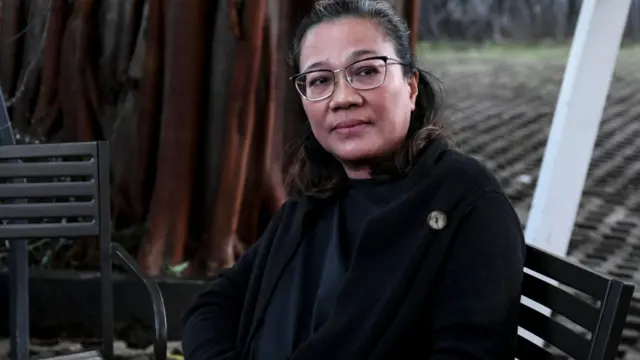 Mantan anggota Bawaslu, Agustiani Tio Fridelina, menunggu kendaraan usai menjalani pemeriksaan di Gedung Merah Putih KPK, Jakarta, Rabu (8/1/2025).