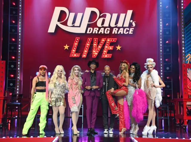 المشتركون يقفون على خشبة المسرح خلال مؤتمر صحفي للعرض العالمي الأول لـ "سباق الجر الخاص بروبول لايف"