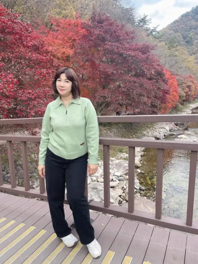 단풍을 배경으로 포즈를 취하고 있는 동구마니 종룩