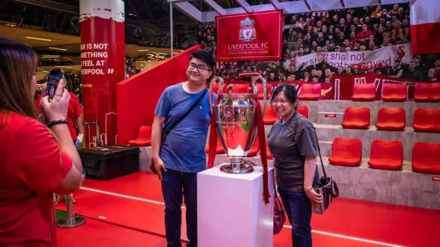 香港球迷在利物浦展览留影