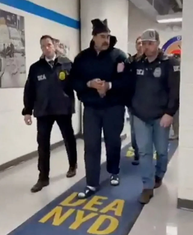 নিকোলাস মাদুরোকে কারাগারে নিয়ে যাচ্ছে মার্কিন ডিইএ কর্মীরা।