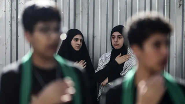مسلمون شيعة خلال حضور مراسم إحياء ذكرى عاشوراء في إسطنبول 