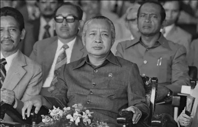 Budaya feodal disebut terus berkembang di era Orde Baru pimpinan presiden otoriter Soeharto.