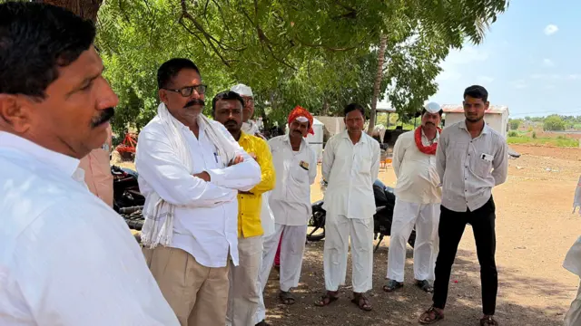 एकीकडे शेतकरी चिंतेत आहेत. तर दुसरीकडे मकोकाच्या भीतीने जनावरांची वाहतुकच करायला नको असा निर्णय कुरेशी समाजाकडून घेण्यात आला आहे. 