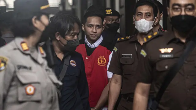 Petugas gabungan mengawal terdakwa kasus pembunuhan berencana Brigadir Yosua Hutabarat, Richard Eliezer